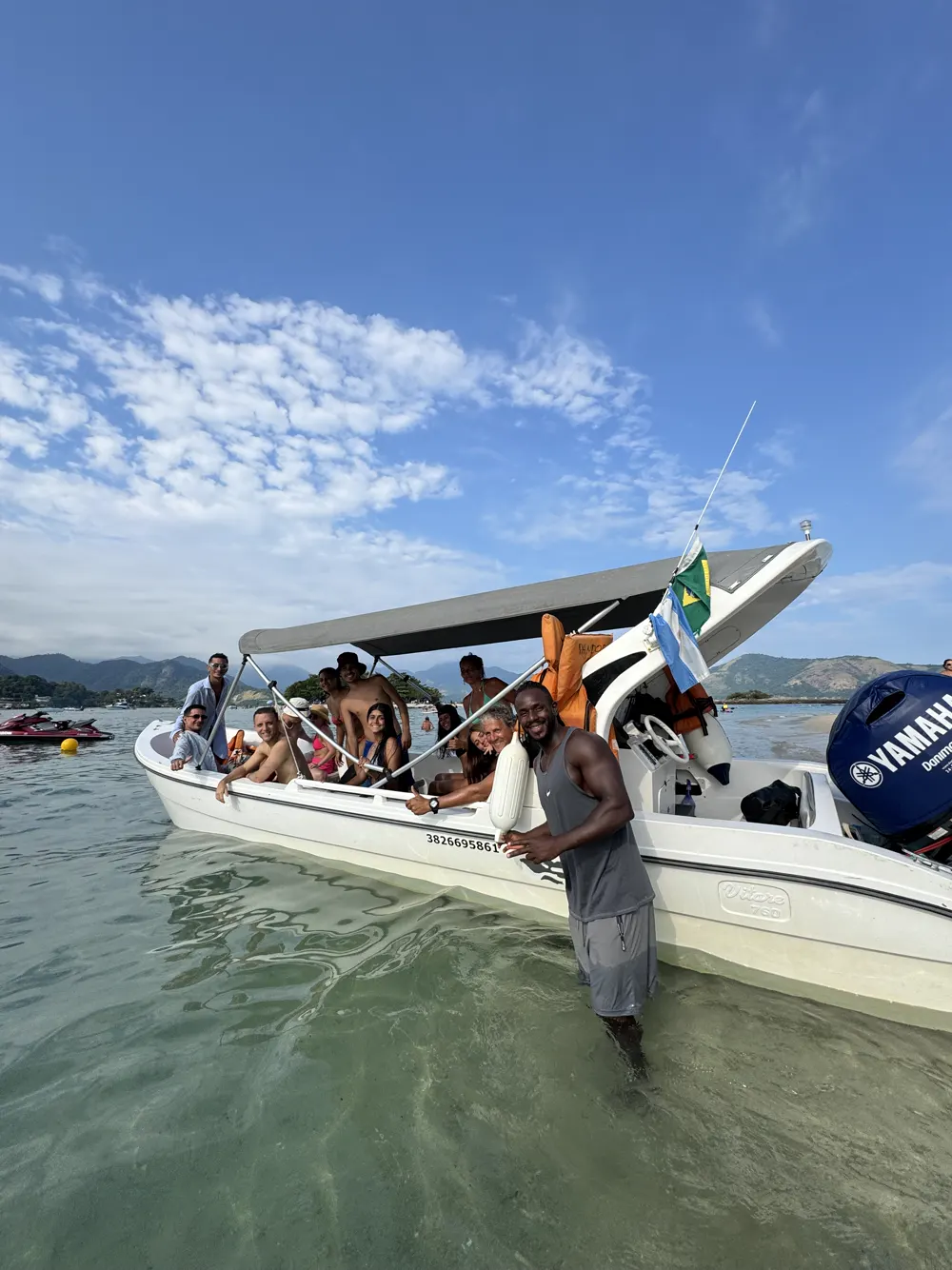 Moisés con un grupo de viajeros en el barco