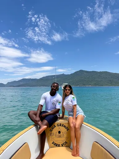 Sharon y Moisés en su barco, en Ilha Grande