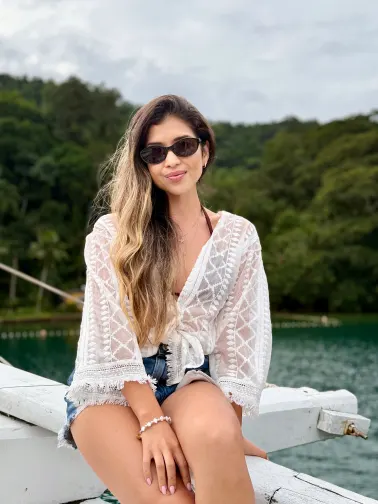 Sharon en la proa del barco