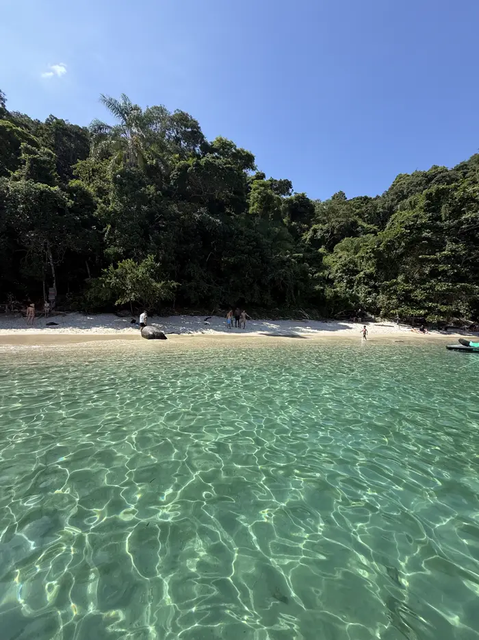 Playa de agua cristalina