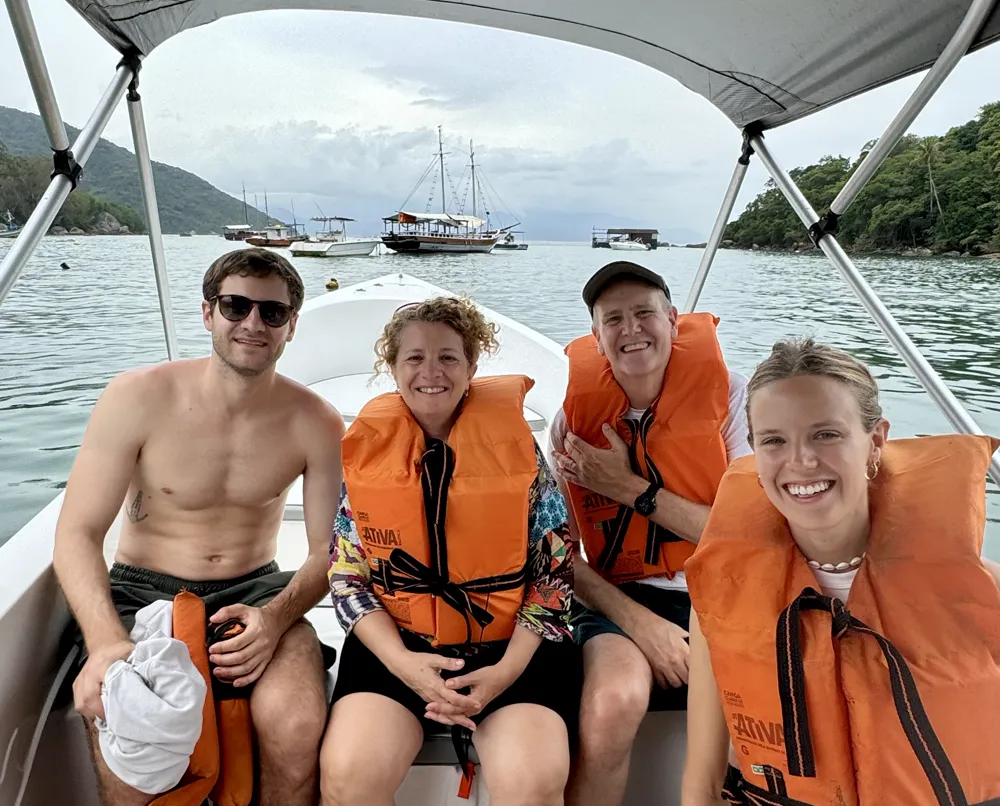 Pasajeras subiendo al barco del traslado